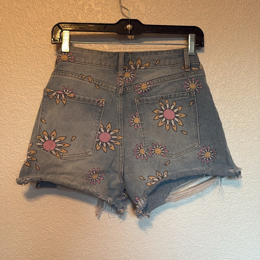 🌸🌼No Boundaries Floral Denim Shorts (3) - Picture 3 of 5